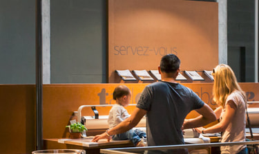 Junge Familie an Interio Servicestation Giovane famiglia a una postazione di servizio Interio